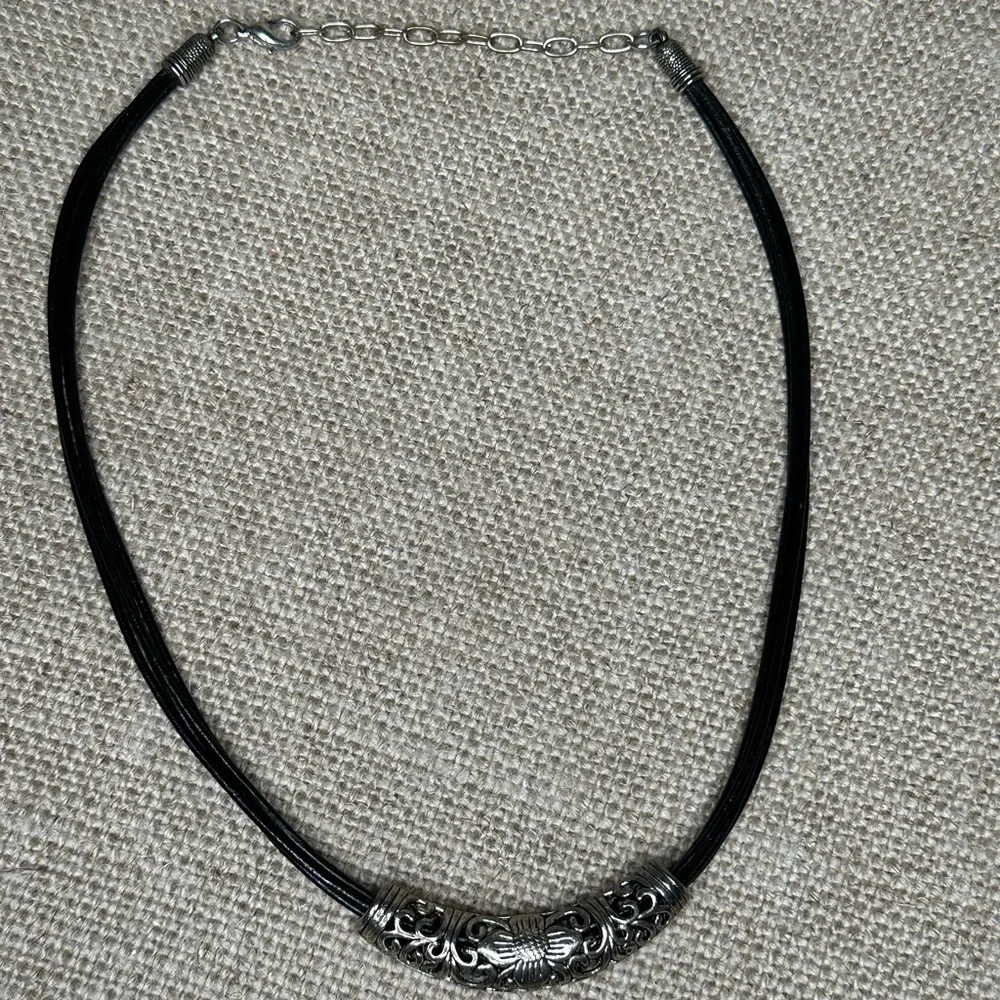 Leather band short necklace with adjustable length. - Picture 3 of 6